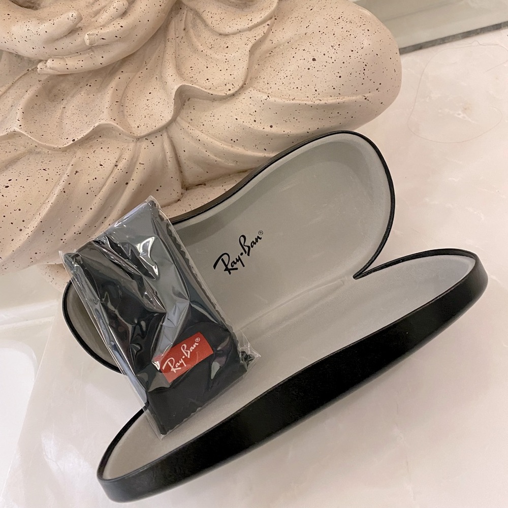 EUC Rayban hard shell glasses case
